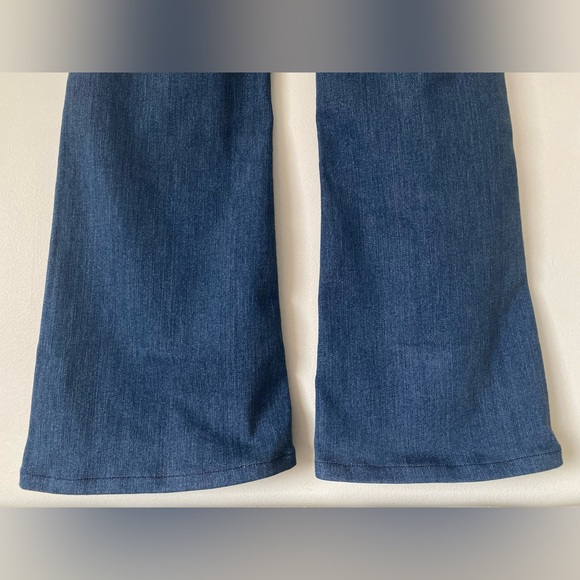 Athleta
Sculptek Flare Denim Jeans in True Blue Size 4 - Picture 5 of 7